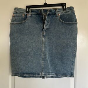Levi’s Jean skirt midi
Size 32